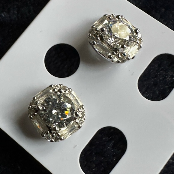 Beautiful classic square style timeless earrings ✨ - Picture 8 of 10